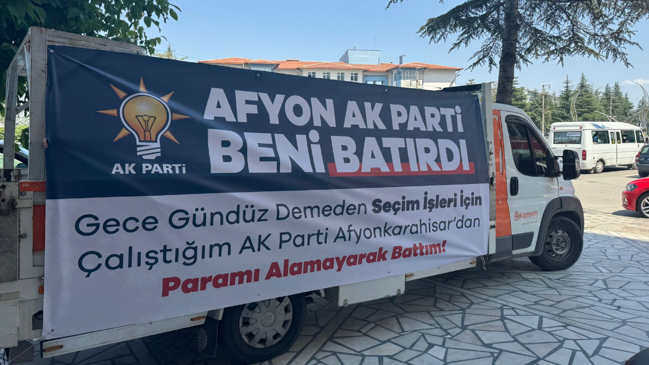 AK Parti beni batırdı’ pankartıyla dolaştı, alacağını tahsil etti